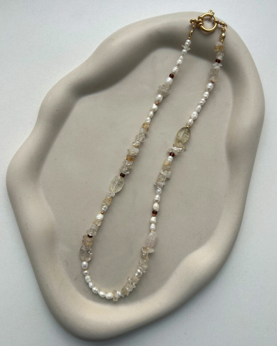Braune kette liegt auf grauem hintergrund