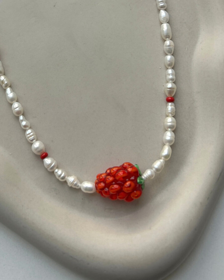 Detailaufnahme Kette mit himbeere