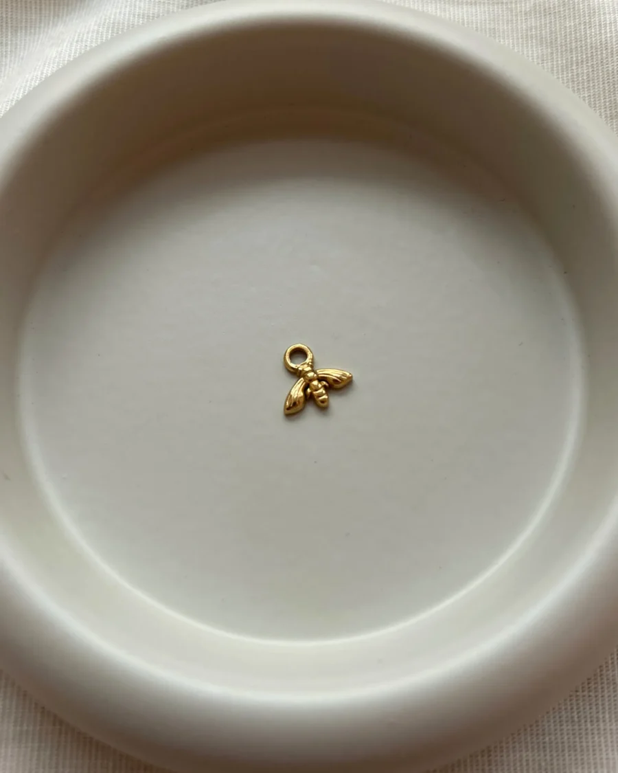 Bienen charm auf grauem hintergrund