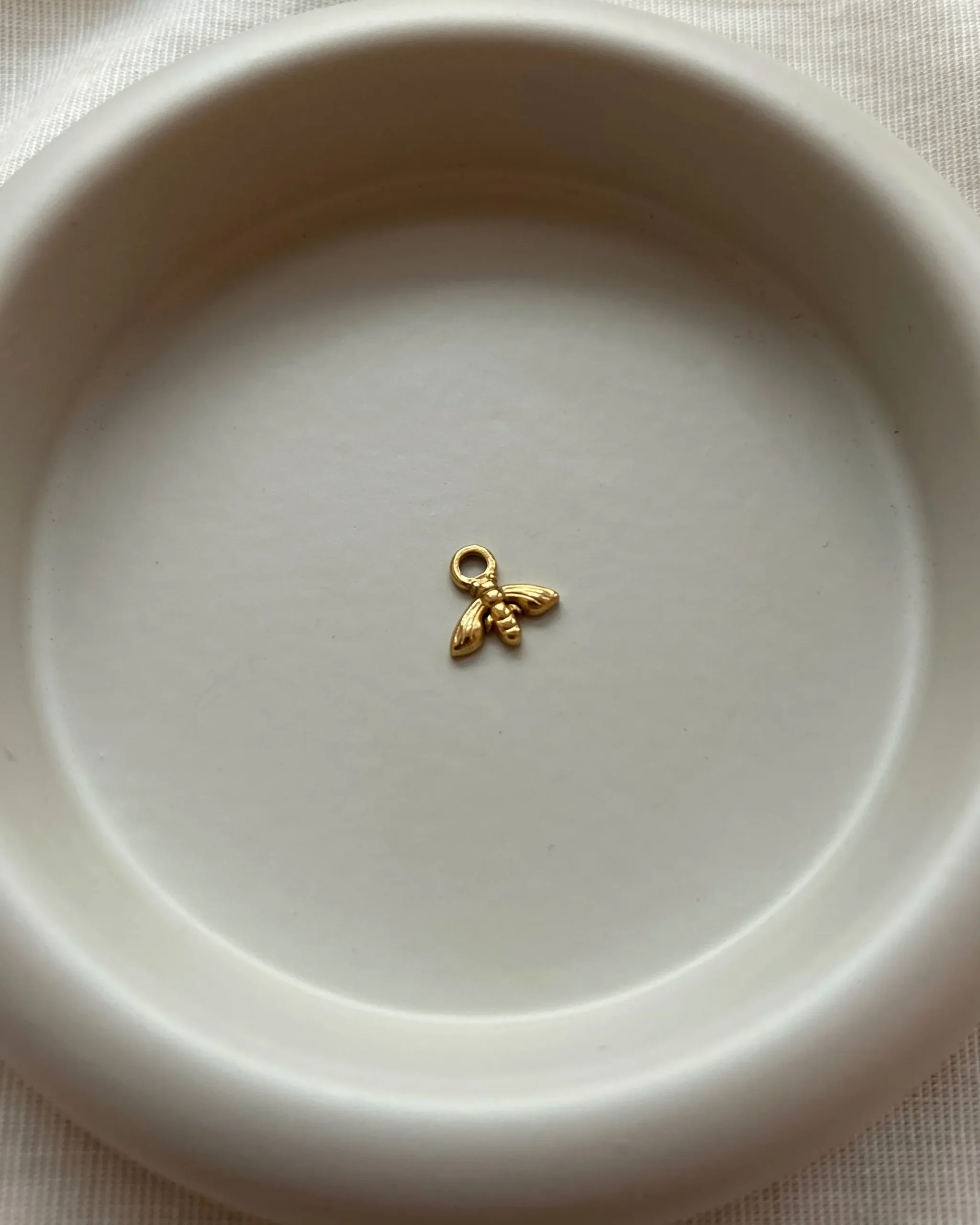 Bienen charm auf grauem hintergrund