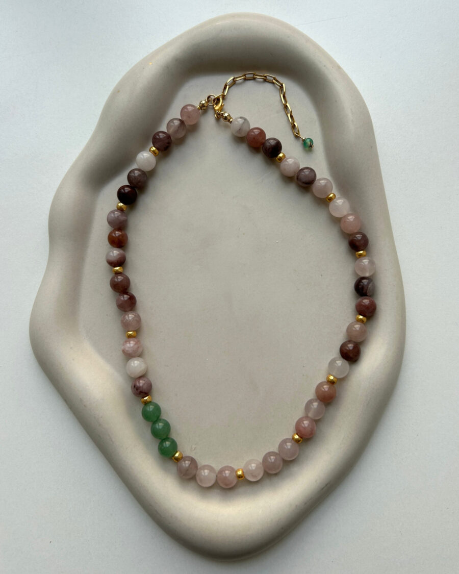 Braune Kette aus quarz auf grauem hintergrund