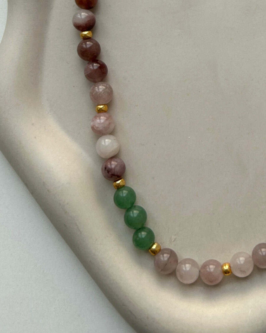 detail braune kette auf grauem hintergrund