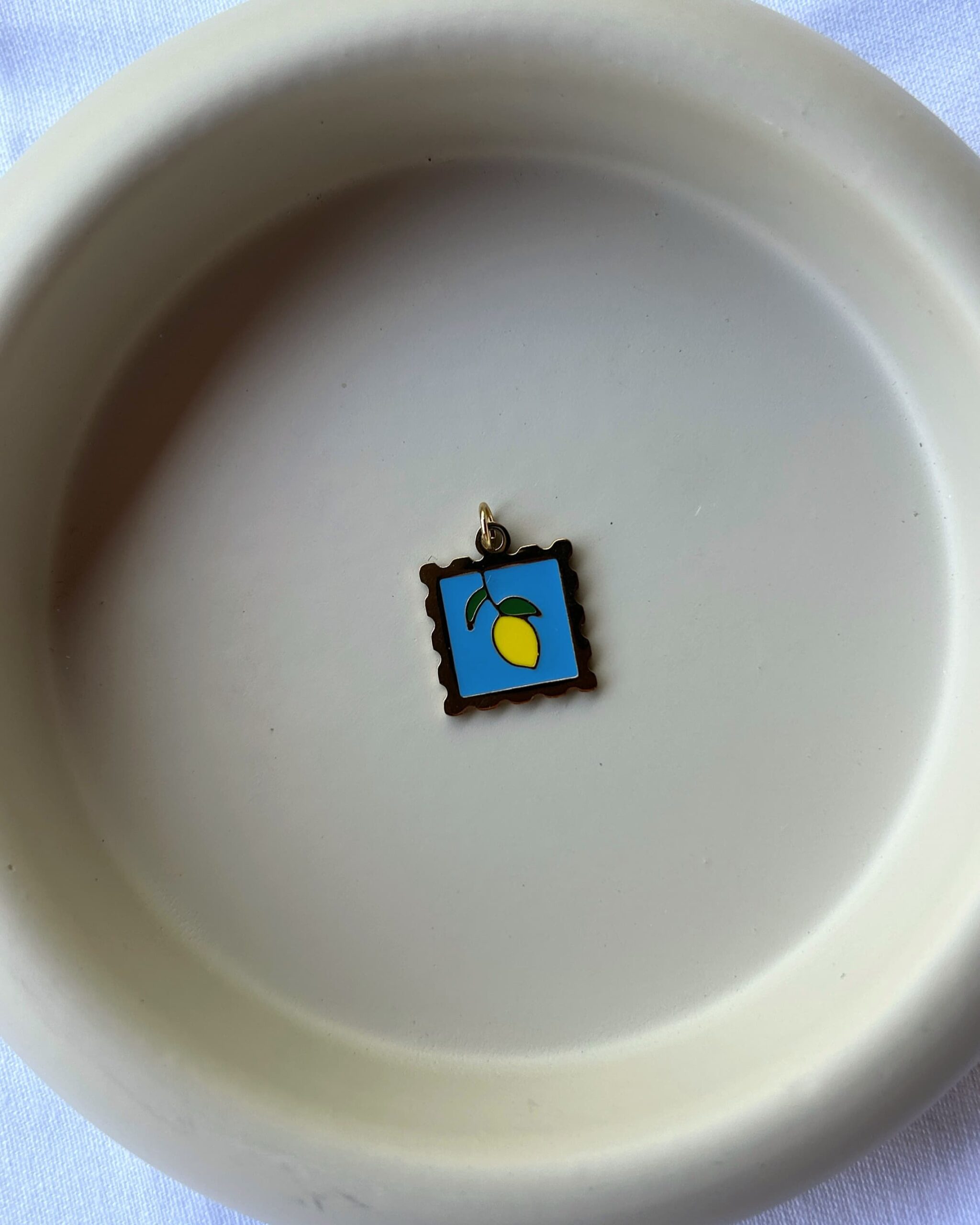 zitronencharm als goldene briefmarke auf grauem hintergrund