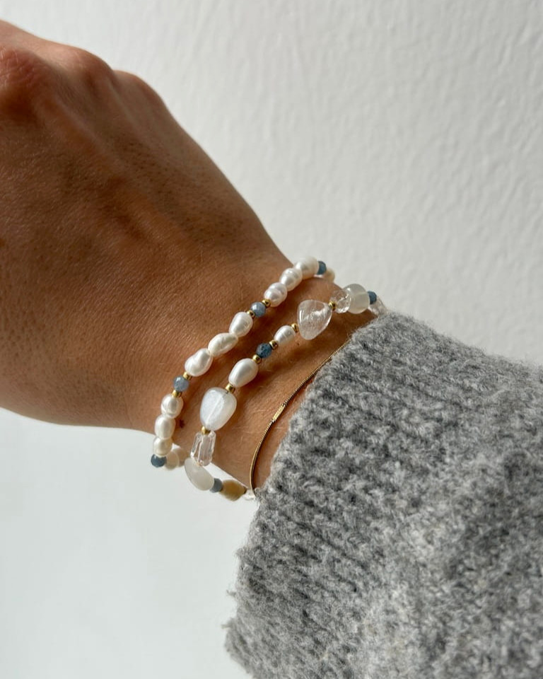 Frau trägt zwei armbänder am handgelenk