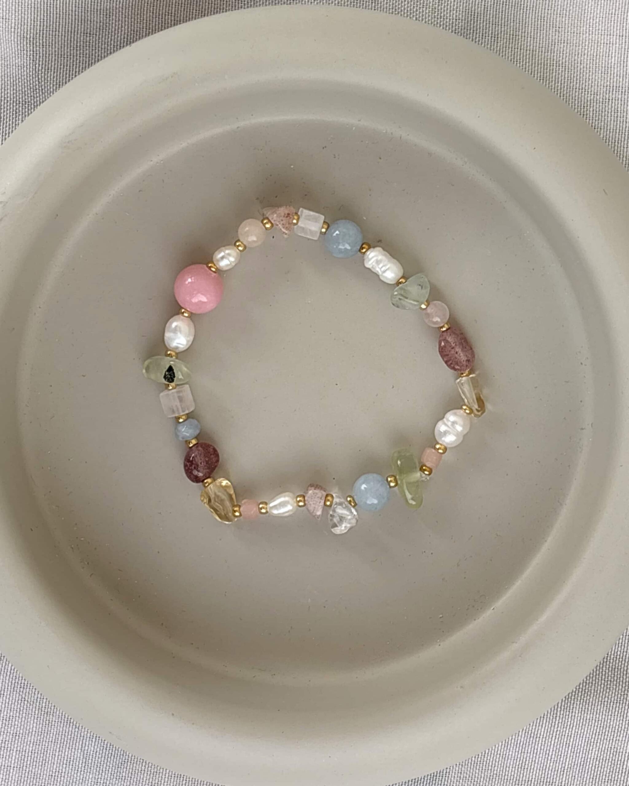 buntes Armband auf grauem hintergrund