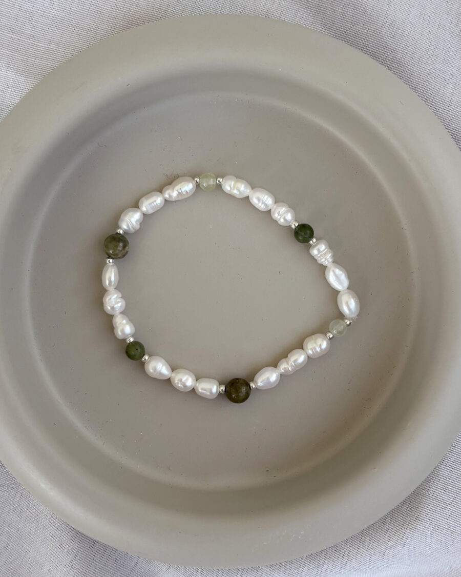 weiß grünes armband auf grauem hintergrund