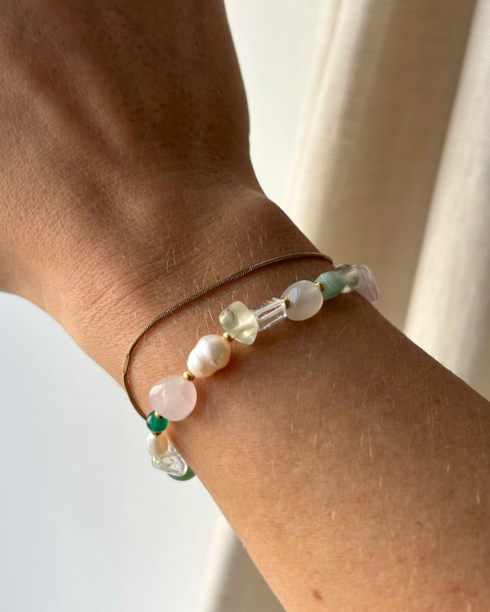 Frau trägt Armband