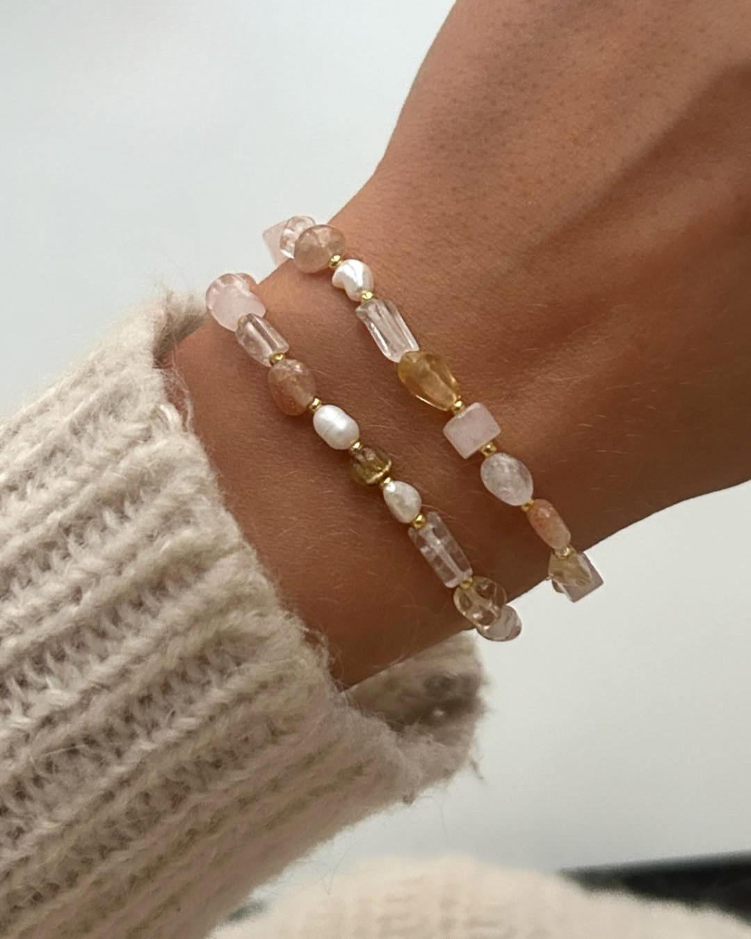 Frau trägt zwei Armbänder