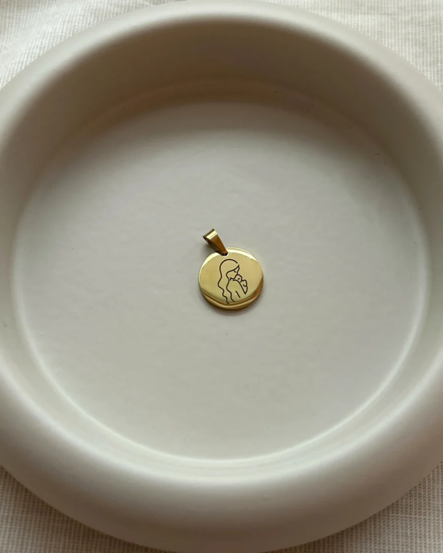 Charm auf grauem hintergrund