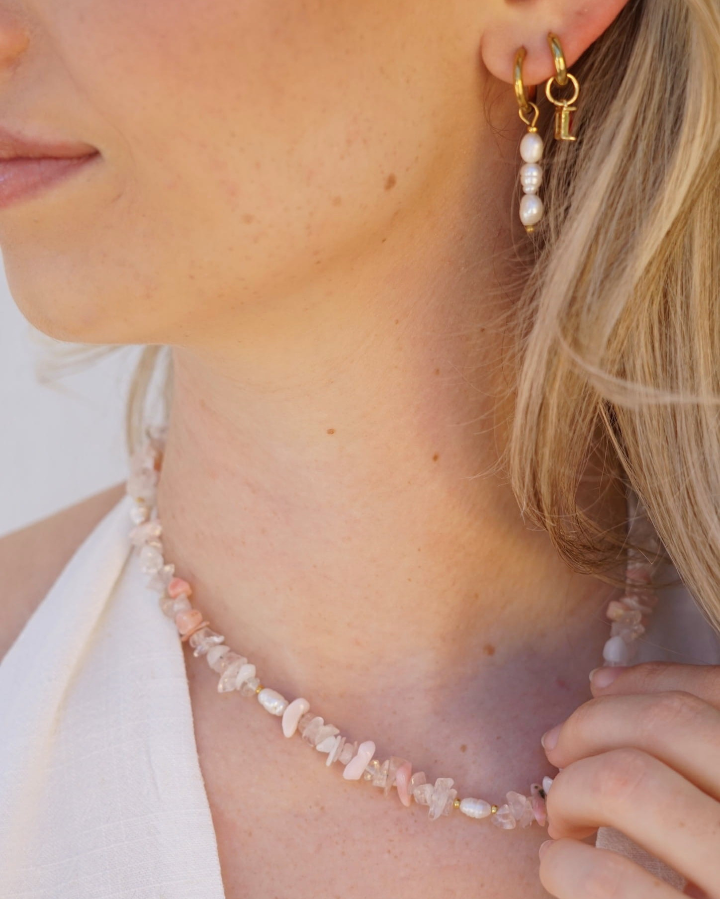 Detailansicht frau trägt rosa kette