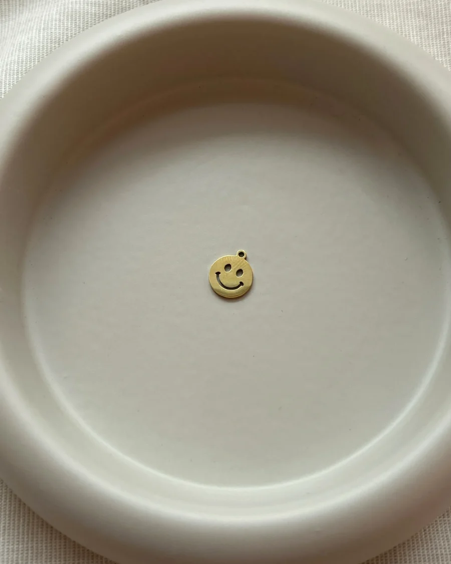 Smiley charm auf grauem hintergrund