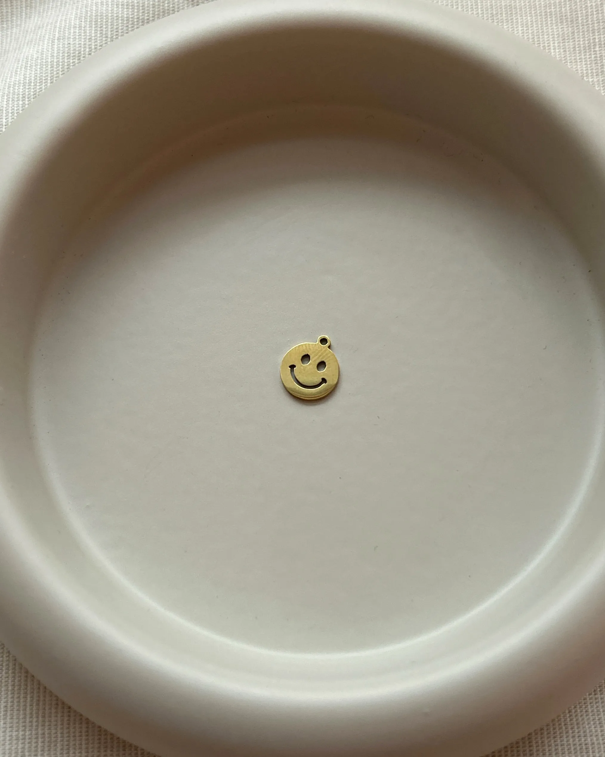 Smiley charm auf grauem hintergrund
