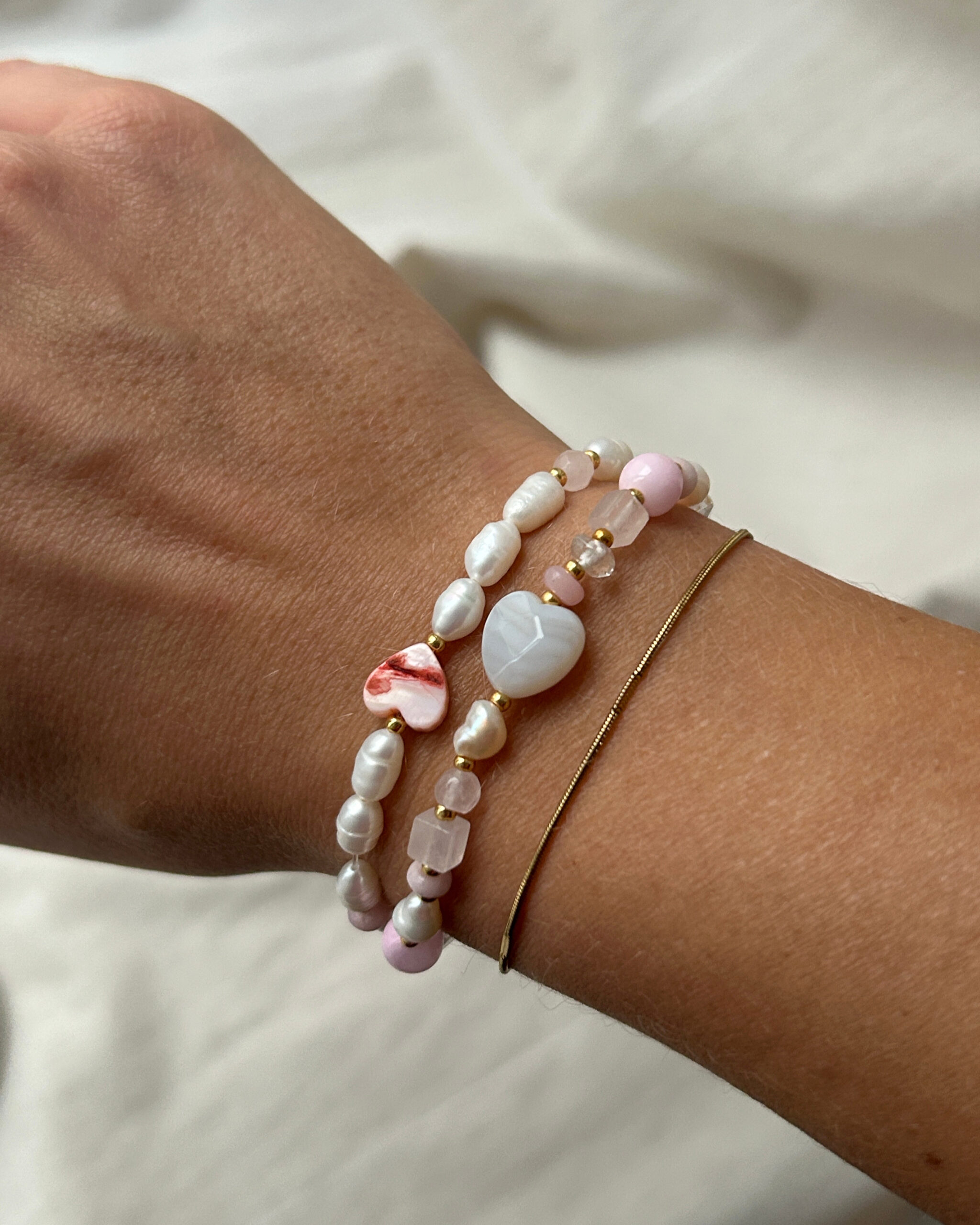 Frau trägt zwei Armbänder