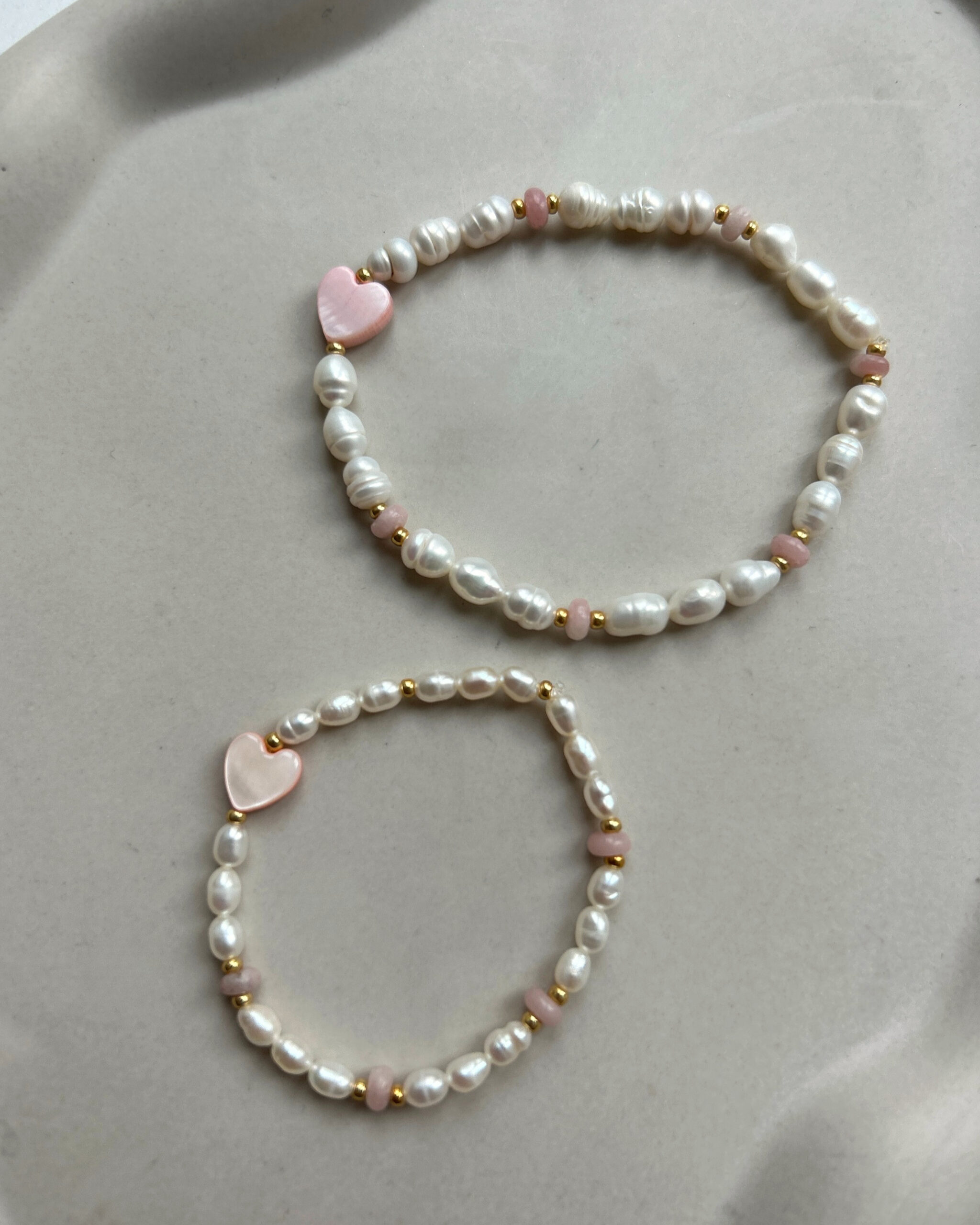 Zwei Armbänder auf grauem hintergrund
