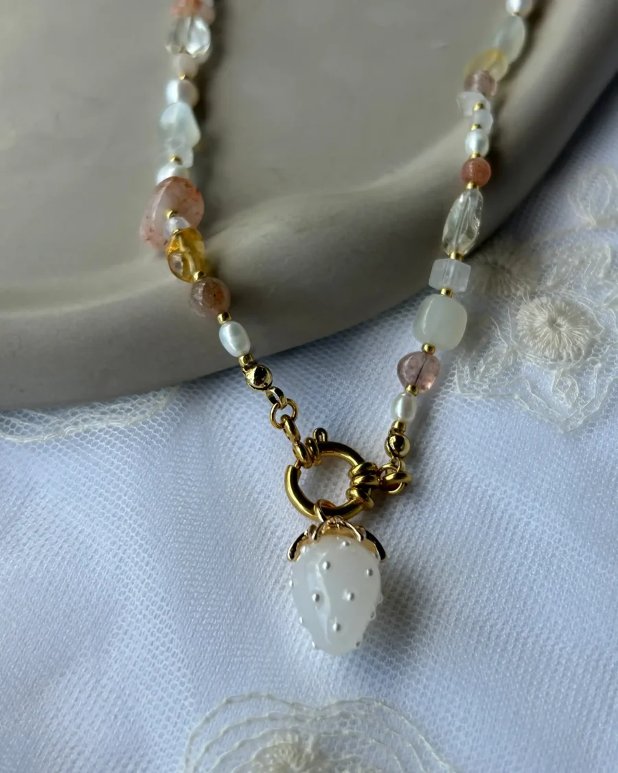 weißer erdbeer-charm auf kette