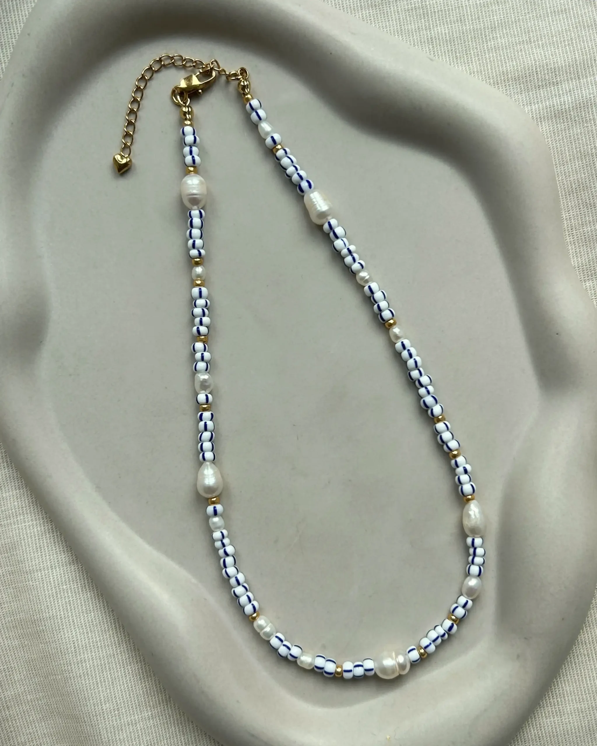 blaue griechische kette auf grauem hintergrund