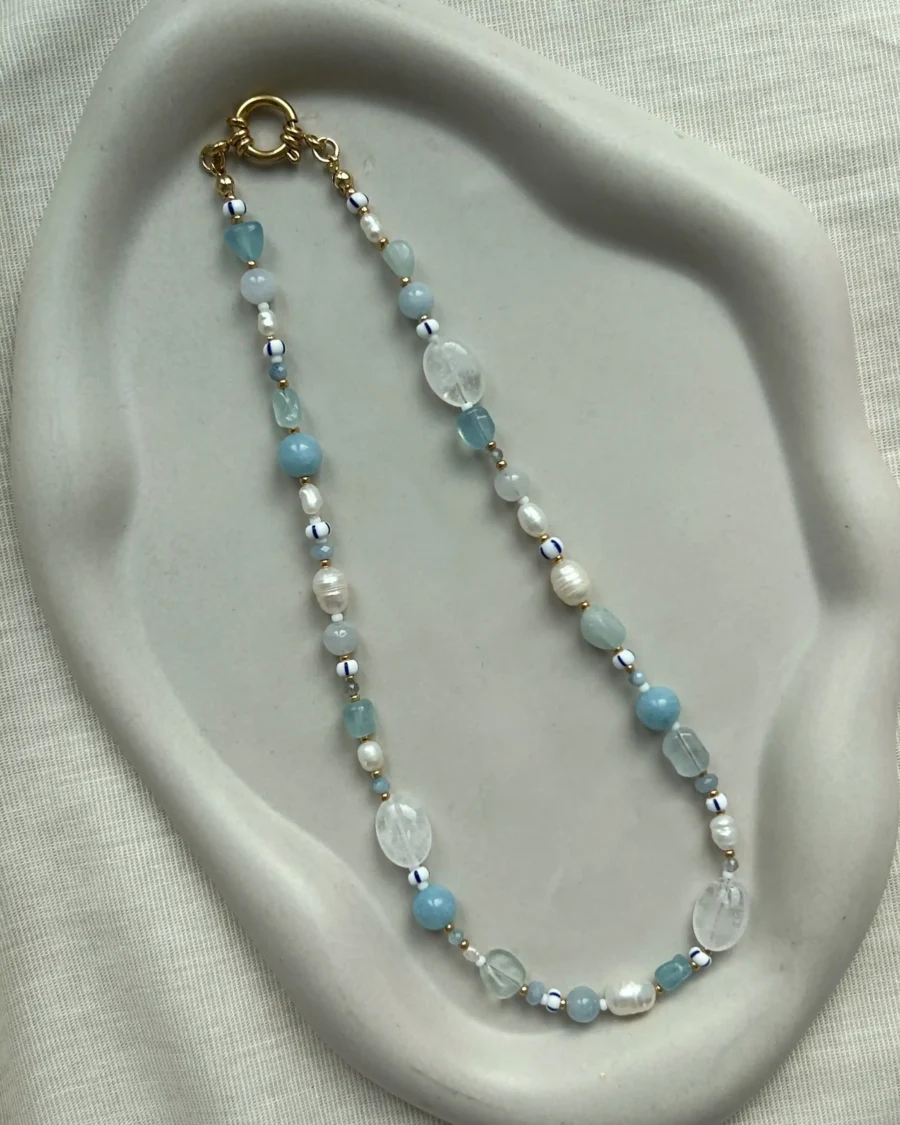 hellblaue kette auf grauem hintergrund