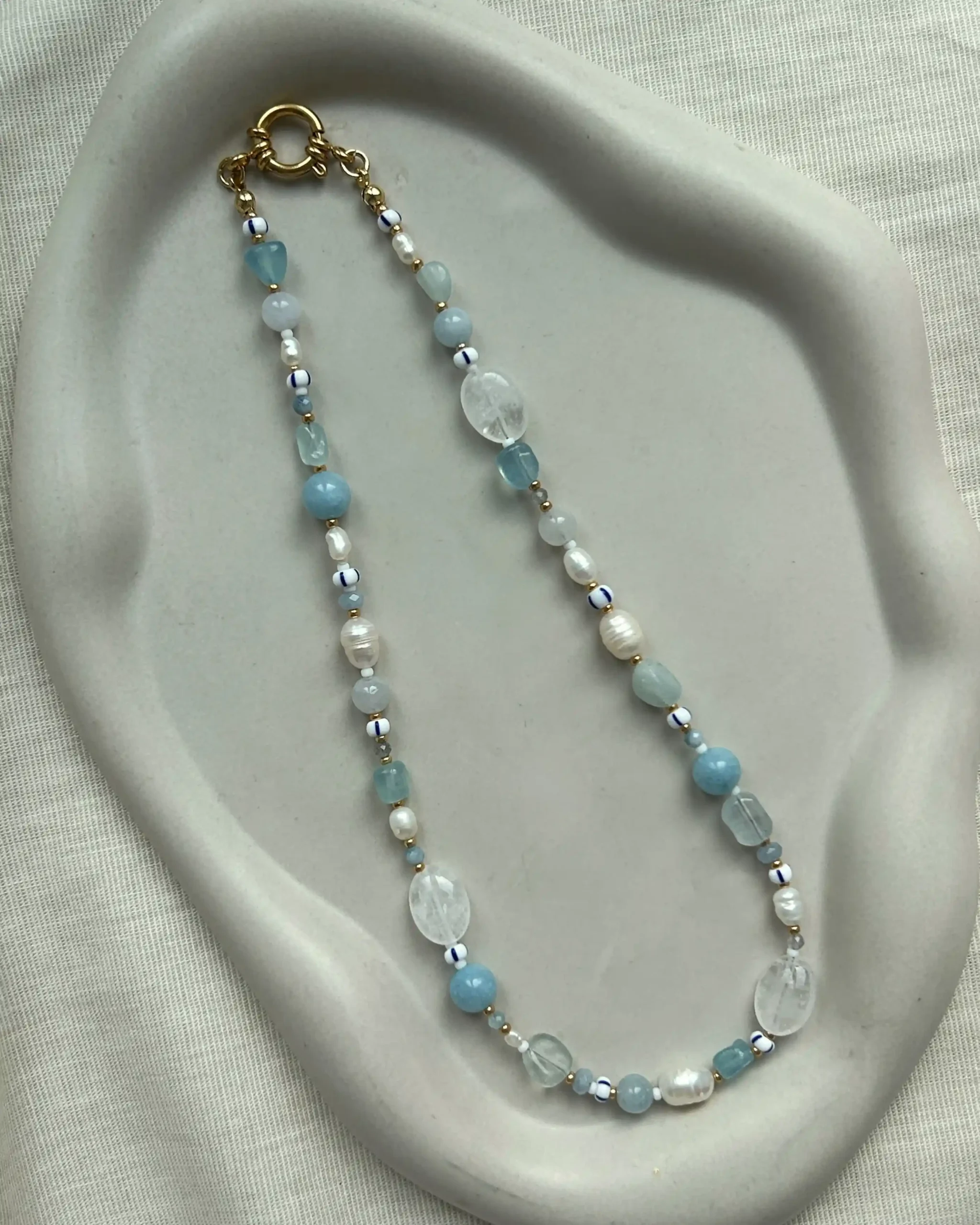 hellblaue kette auf grauem hintergrund