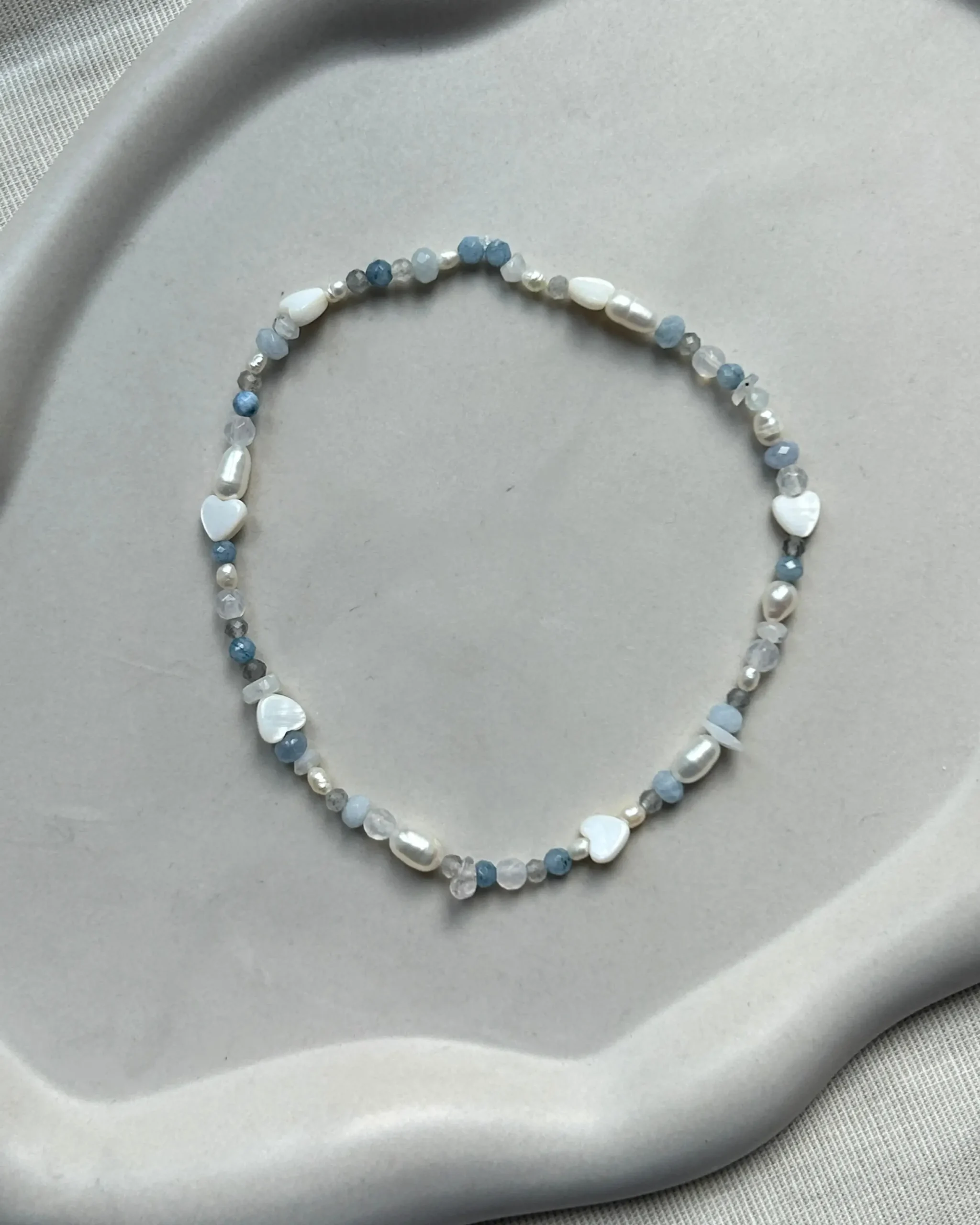 Fußkette in hellblau auf grauem hintergrund